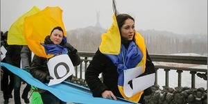 "Живий ланцюг" на мосту Патона зняли з висоти пташиного польоту [відео]