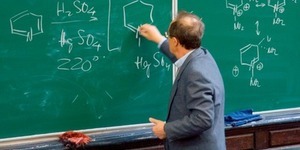 Базову ставку вчителя треба прирівняти до середньої зарплатні у промисловості – Старостенко