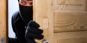 Батько та син винаймали столичні квартири та обкрадали їх