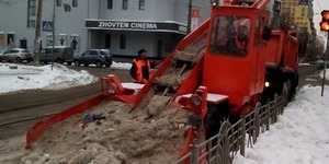 Комунальники борються зі снігопадом, що не втихає