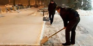 Голова Печерського району взяв в руки лопату і очистив від снігу центральний вхід в будівлю райдержадміністрації