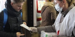 У метрополітені киянам допомагали вберегтися від грипу