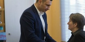 Віталій Кличко вручив сертифікати на квартири родинам шести Героїв Небесної сотні