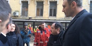 З-під завалів будинку на Богдана Хмельницького рятують людей