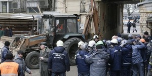 Сьомий із будівельників ознак життя не подає