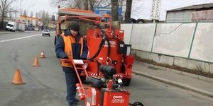 Протягом вихідних дорожники залатали майже 900 квадратних метрів дорожнього полотна