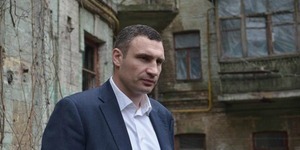 Кличко доручив обнести парканами аварійні будинки