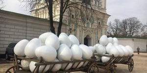На Софійській площі уже наготували два вози величезних яєць