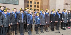Під Київрадою заспівали повну версію Гімну