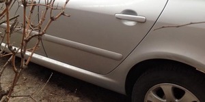 У Києві з припаркованих авто тягнуть навіть дитячі крісла