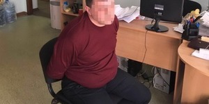 Працівник фіскальної служби намагався змити хабар в каналізацію [фото]