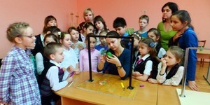 На Подолі дітей навчали робити пасхальні свічки