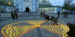 Запали свічку: кияни вшанують пам'ять загиблих під час Чорнобильської трагедії
