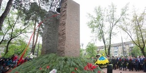 До меморіального кургану "Героям Чорнобиля" поклали квіти керівники держави
