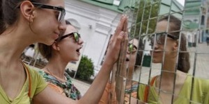 У столиці встановили дзеркальне пасхальне яйце