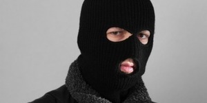Чоловіка пограбували тітушки