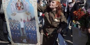 У Києві мирно пройшла хода ветеранів із георгіївськими стрічками та іконою Сталіна