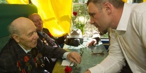 Як Кличко з ветеранами святкував День Перемоги [відео]