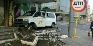 Автівка врізалася в готель Либідь