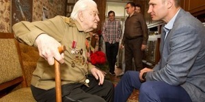 Кличко відвідав столітнього ветерана [відео]