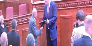Кличко вручив сертифікати на квартири десятьом чорнобильцям