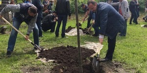 Віталій Кличко висадив дерева на алеї Героїв Небесної Сотні