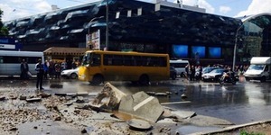 На Либідській прорвало трубу з гарячею водою та накрило людей