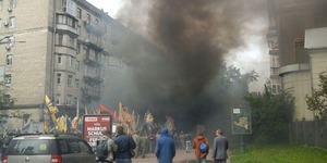 "Азовці" перекрили центр Києва і кидають димові шашки