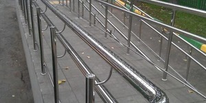 У столичному метро облаштували пандуси та додаткові поручні