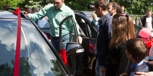 Кличко вручив ключі від авто двом багатодітним родинам