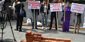 Пацієнти розбивали фармацевтичну лобістську стіну перед КабМіном