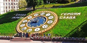 У центрі столиці оновили квітковий годинник