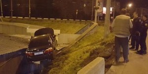 Автівка приземлилася на дах кіоска