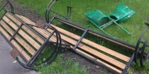 В Оболонському районі вандали повиривали лавки