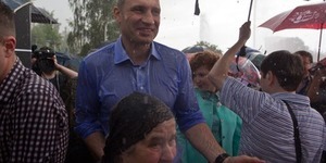 Як Кличко змок під час відкриття фонтану на Русанівці [відео]
