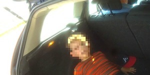 Вітчим запхав пасинка в багажник автівки заради заробітку