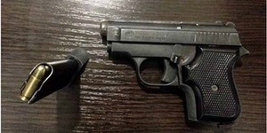 Група іноземців обстрілювала дорожні знаки у Києві