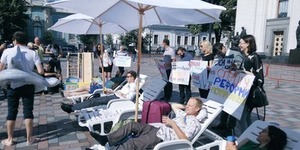 Депутатський пляж запрацював у центрі столиці