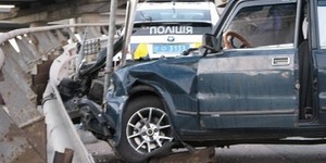 У Києві «Жигуль» розбив дві машини і зніс металевий відбійник