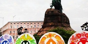 У центрі Києва з'явилися величезні тарілки з петриківським розписом
