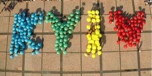 На Софійській площі виклали парасольками логотип Києва