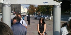 Біля Кабміну людей перевіряють через рамки-металошукачі