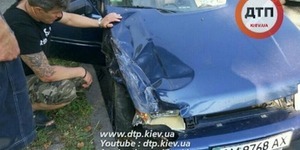 Автомобіль Таврія врізався у дві автівки та збив двох дівчат
