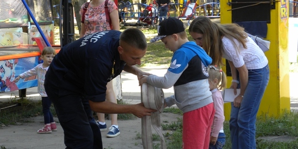 У одному з столичних парків рятувальники влашували акцію для дітей