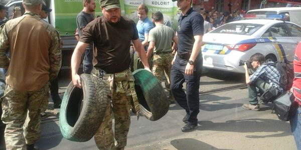 Під офіс телеканалу «Інтер» звезли шини і відкриють польову кухню