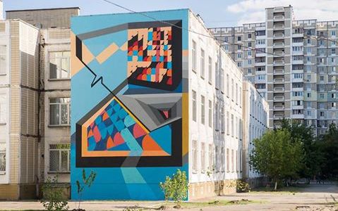 Столичну школу абстрактно розмалювали