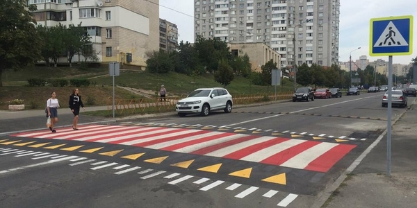 Біля столичних школи і дитсадка облаштували підвищені пішохідні переходи