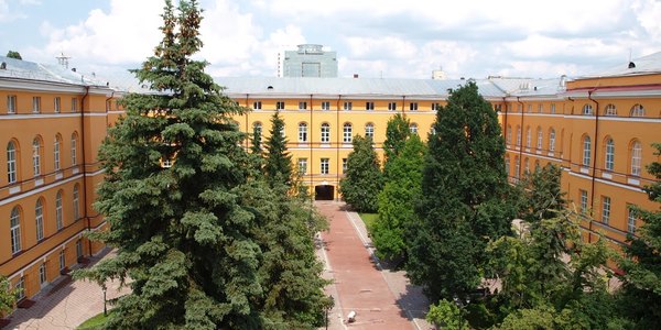 У подвір'ї університету Шевченка влаштовують концерт на допомогу літнім людям