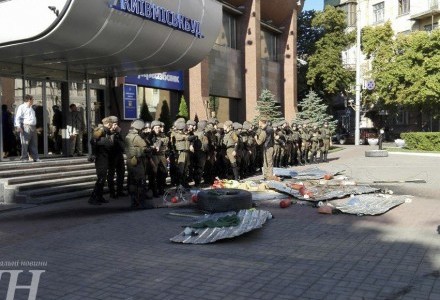 Будівлю “Київміськбуду” взяли під охорону через агресивних "Азовців" [відео]