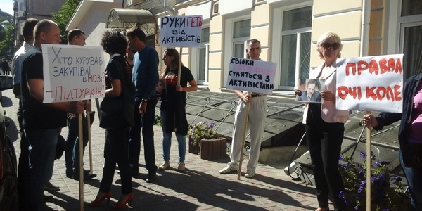 Активісти під Подільським судом провели тест на притомність